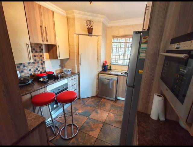 3 BEDROOM HOUSE FOR SALE IN SINOVILLE